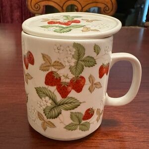 Vintage Strawberry Patterned Mug with Lid